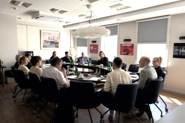 osoby siedzą w sali 