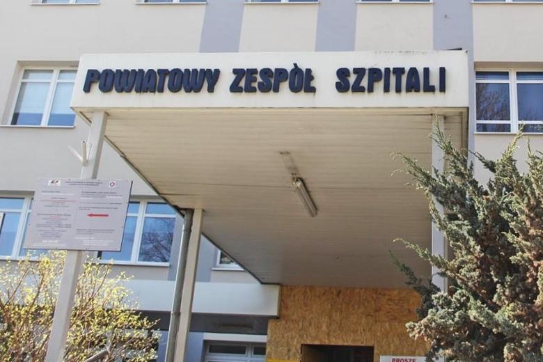 wejście do budynku z napisem "Powiatowy Zespół Szpitali" 