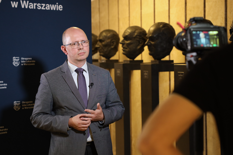 osoba stoi i mówi do kamery 