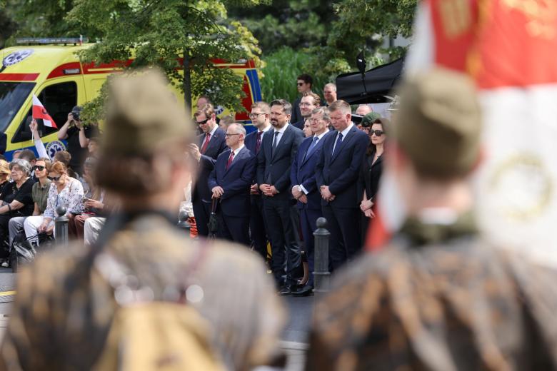 Grupa osób stoi w szeregu