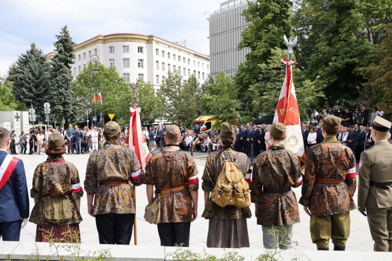 Grupa osób stoi na baczność