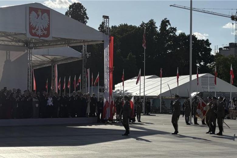 żołnierze defilują przed zadaszoną trybuną honorową 