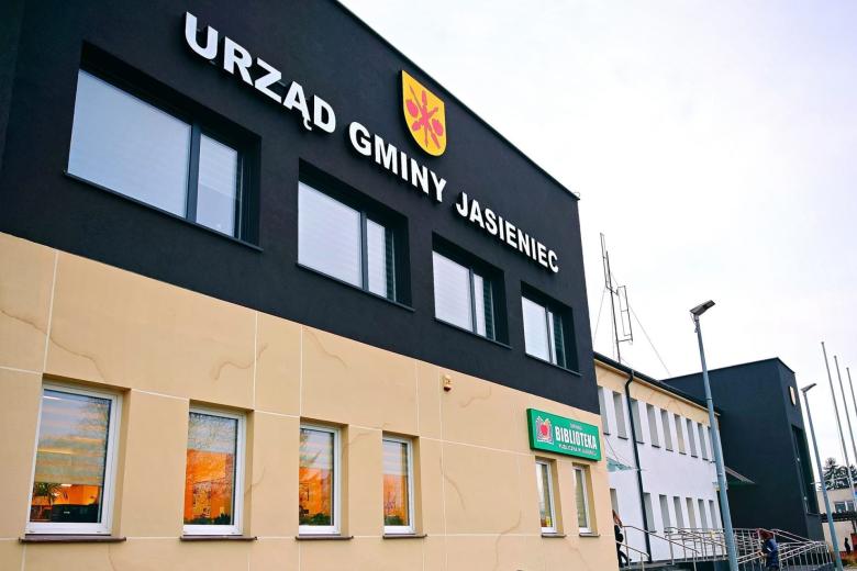 widok części budynku biurowego z napisem urząd gminy jasieniec 