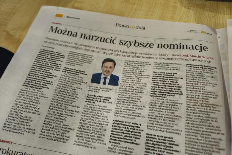 strona wydrukowanej gazety z zdjęciem osoby 