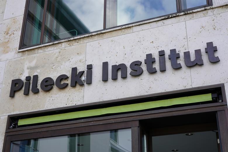 Napis "Pilecki Institut" na elewacji budynku