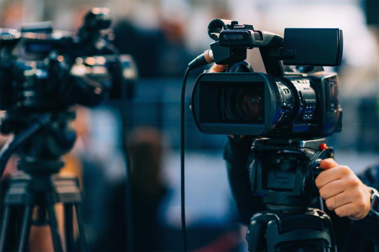 Szereg skierowanych w jedną stronę kamer telewizyjnych