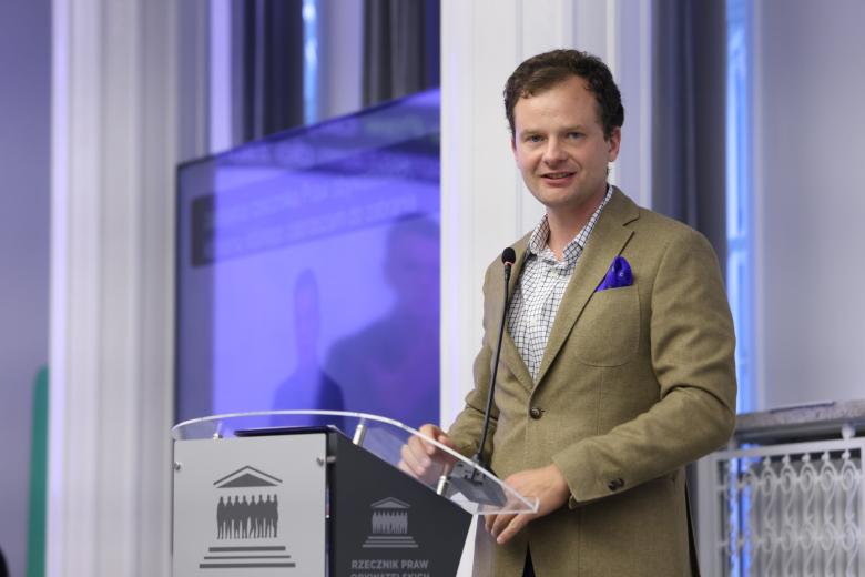 Osoba przemawia za mównicą