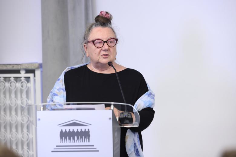 Osoba przemawia za mównicą