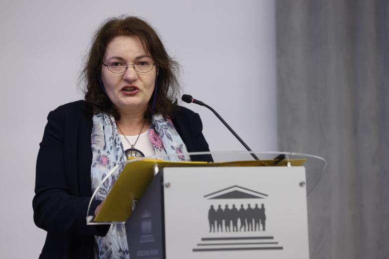 Osoba przemawia za mównicą