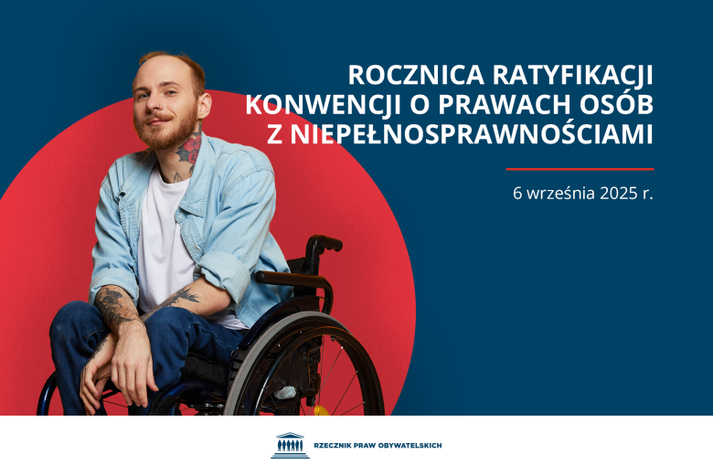 Plansza z tekstem "Rocznica ratyfikacji Konwencji o Prawach Osób z Niepełnosprawnościami - 6 września 2025 r." i ilustracją przedstawiającą uśmiechającego się młodego mężczyznę siedzącego na wózku