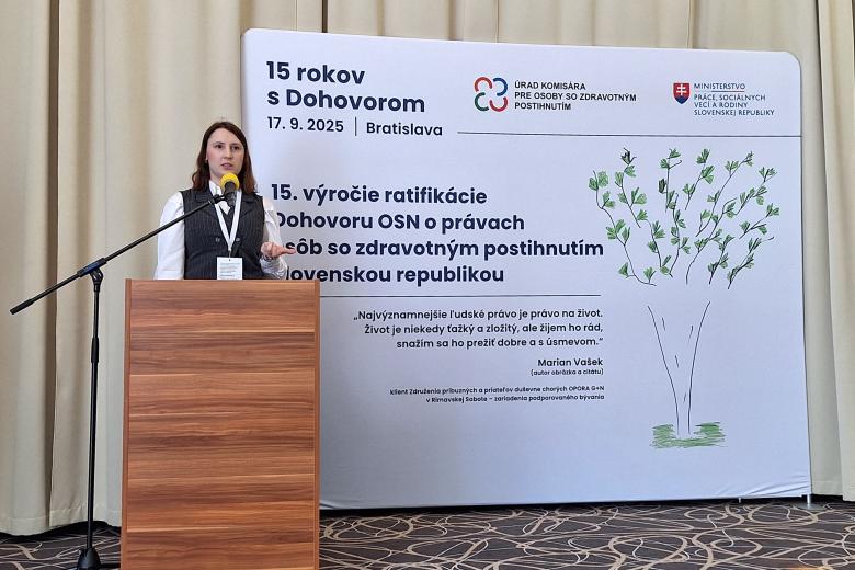 Osoba przemawia za mównicą