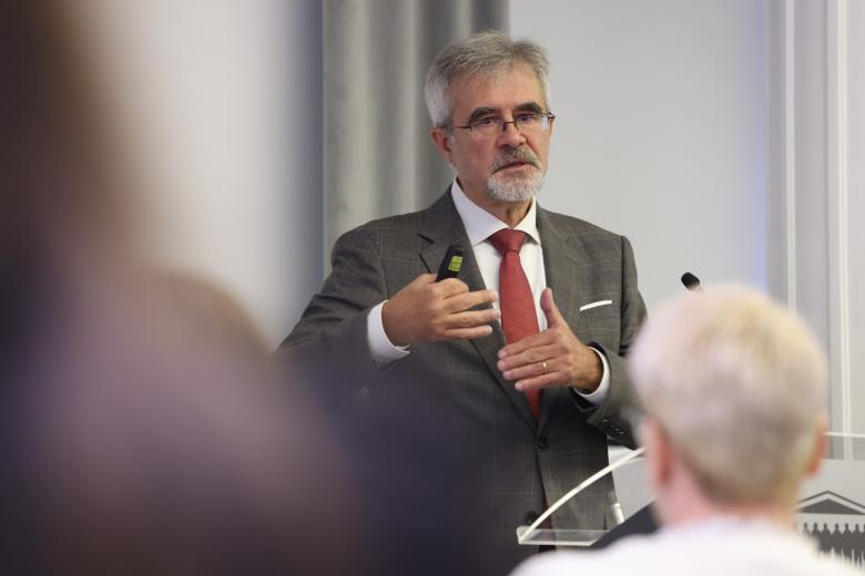 Osoba mówi do mikrofonu trzymanego w ręku