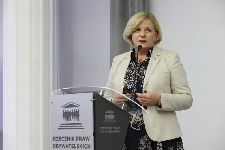 Osoba przemawia za mównicą z napisem "Rzecznik Praw Obywatelskich"
