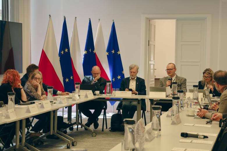 osoby siedzą w sali 