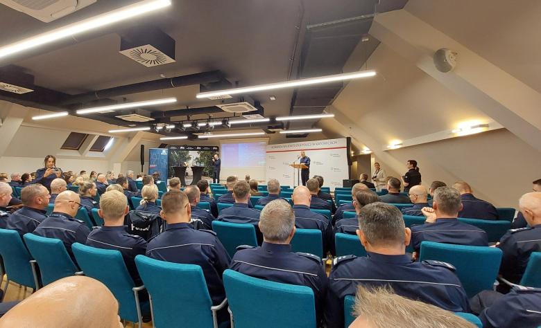 osoby siedzą w sali 