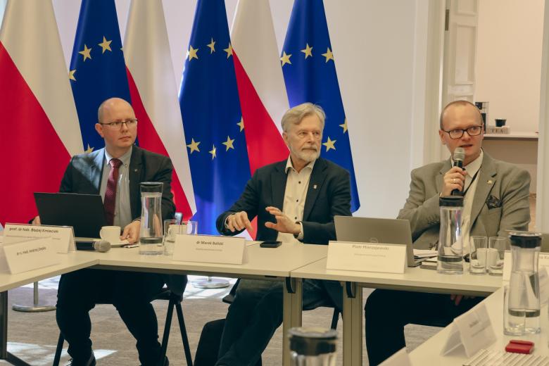 osoby siedzą w sali 