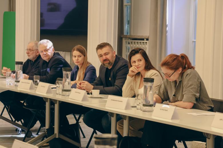 osoby siedzą w sali 