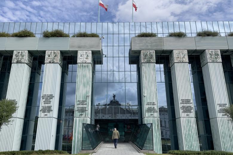 widok budynku z kolumnami na fasadzie 