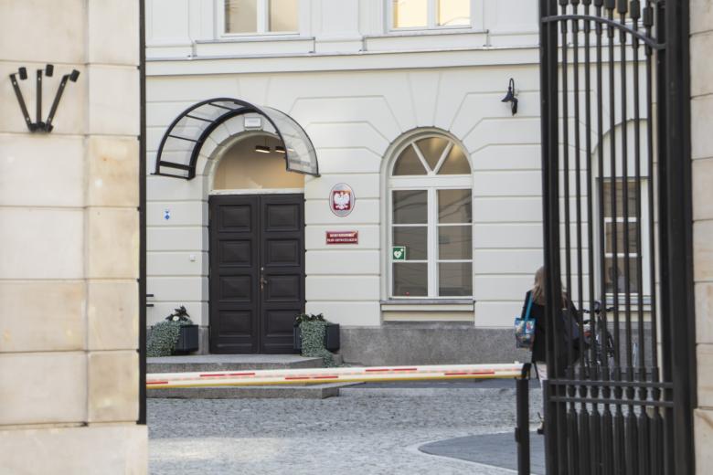 zdjęcie budynku z bramą na pierwszym planie  