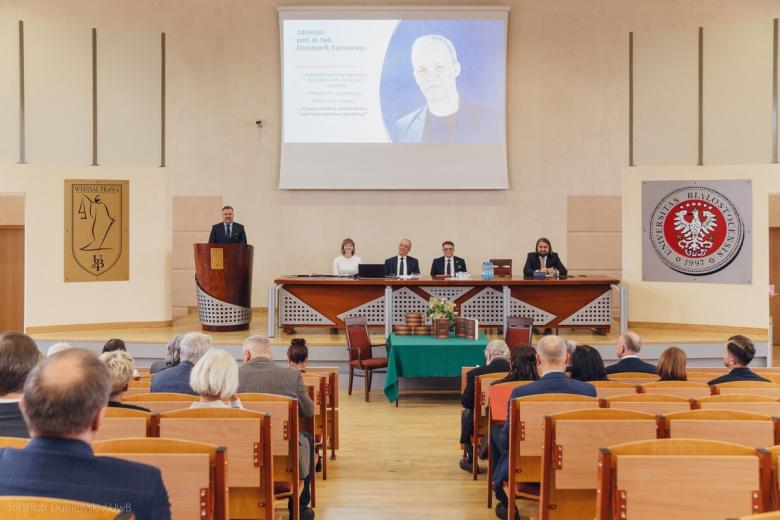 widok auli z osobami  