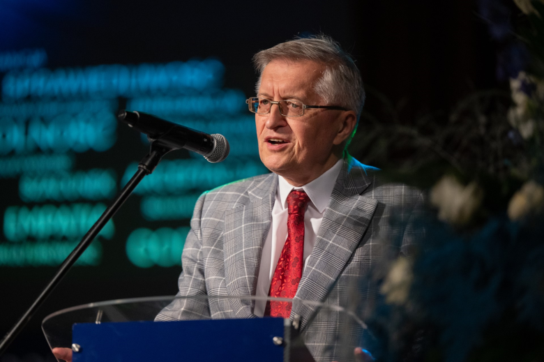 osoba przemawia na stojąco