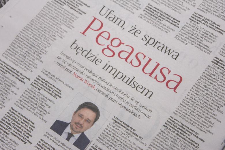 widok gazety ze zdjęciem osoby i tekstem