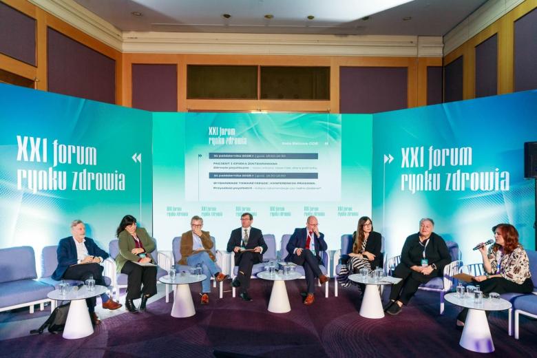 osoby siedzą w sali 