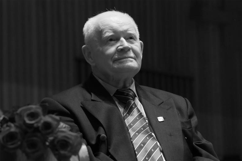 Czarno-biały portret Adama Strzembosza - starszego mężczyzny w garniturze