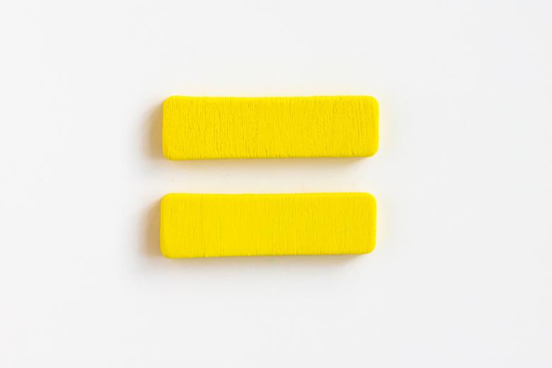 Znak równości ułożony z drewnianych klocków