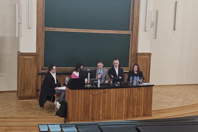 osoby siedzą w sali 