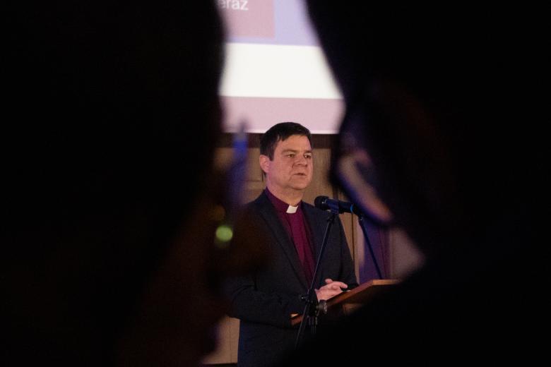 Marcin Orawski wypowiada się stojąc przy mównicy