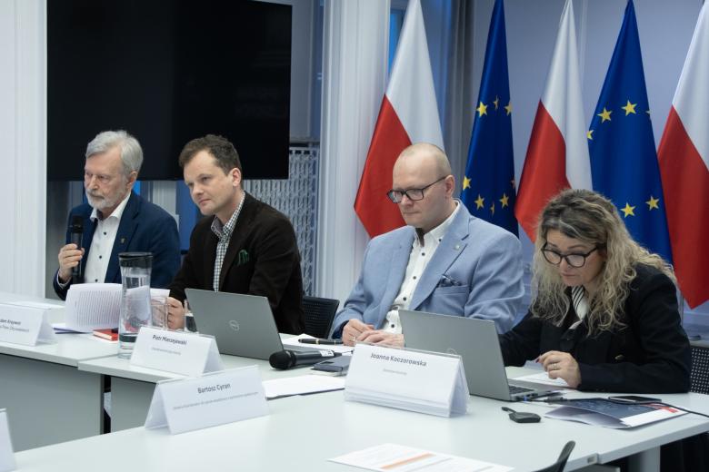 osoby siedzą w sali 