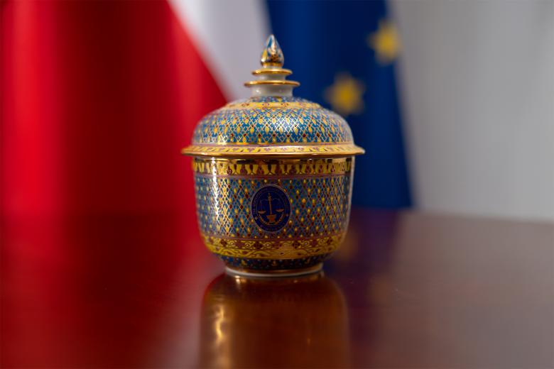 Ręcznie malowana misa ze złotymi akcentami. Na środku misy namalowane jest logo przedstawiające wagę.