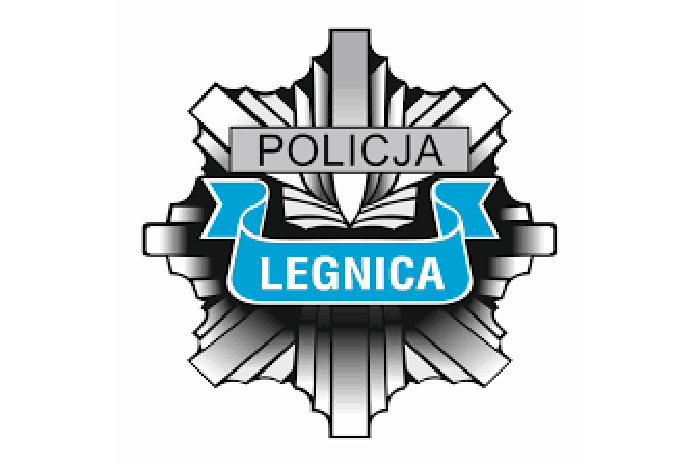 ośmiokątne logo z napisami policja i Legnica