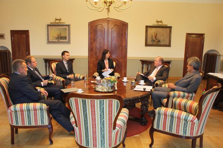 na zdjęciu prezydent Szczecina przedstawiciele władz miasta oraz prof. Irena Lipowicz i Andrzej Stefański z Biura RPO