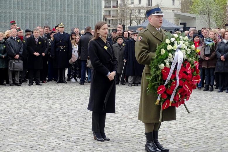 Kobieta i żołnierz z wieńcem