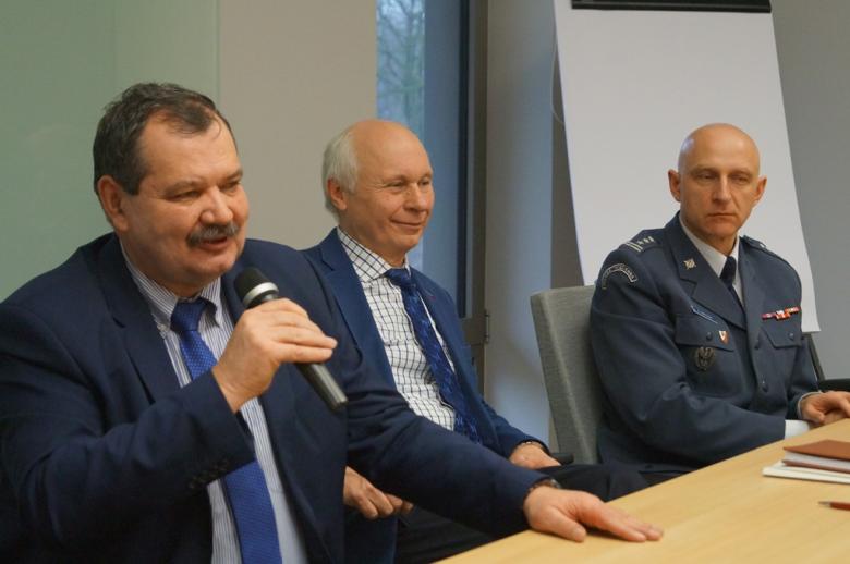 na zdjęciu uczestnicy seminarium, przemawia Zastępca RPO Krzysztof Olkowicz (fot. mjr Maciej Gołębiowski)