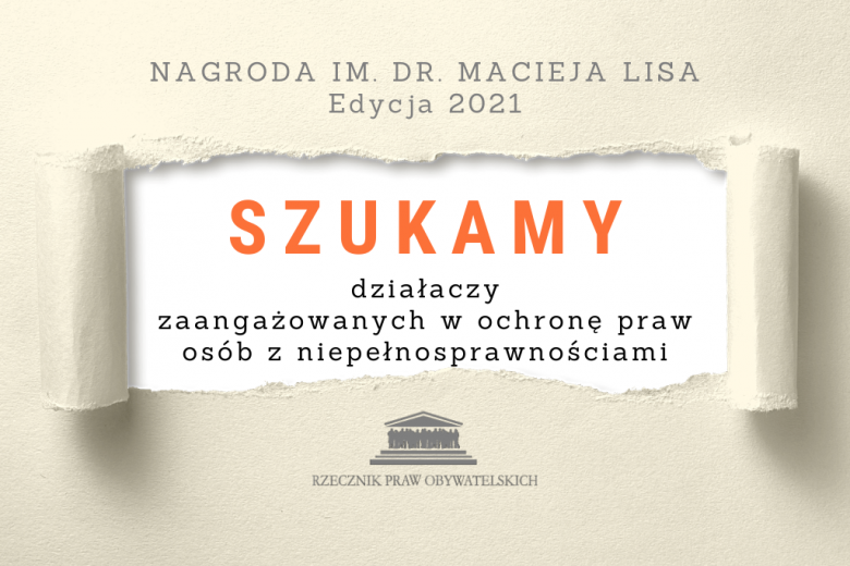 plansza z rozdartą kartką z ogłoszeniem o poszukiwaniu kandydatów do nagrody