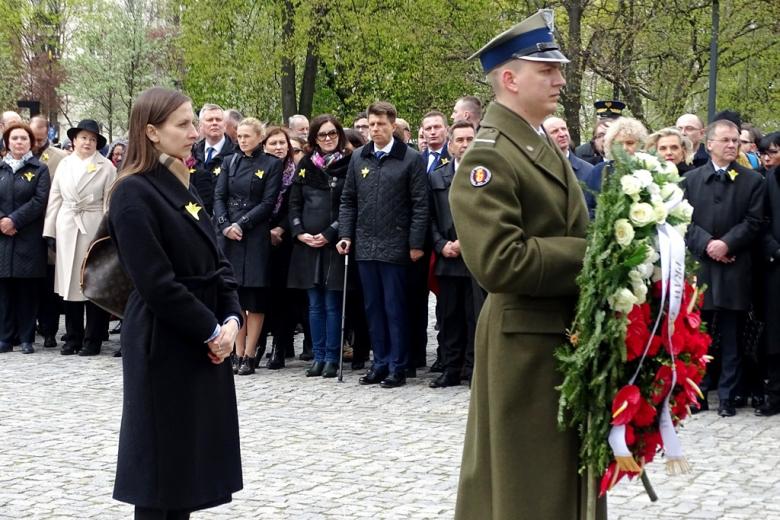 Kobieta i żołnierz z wieńcem