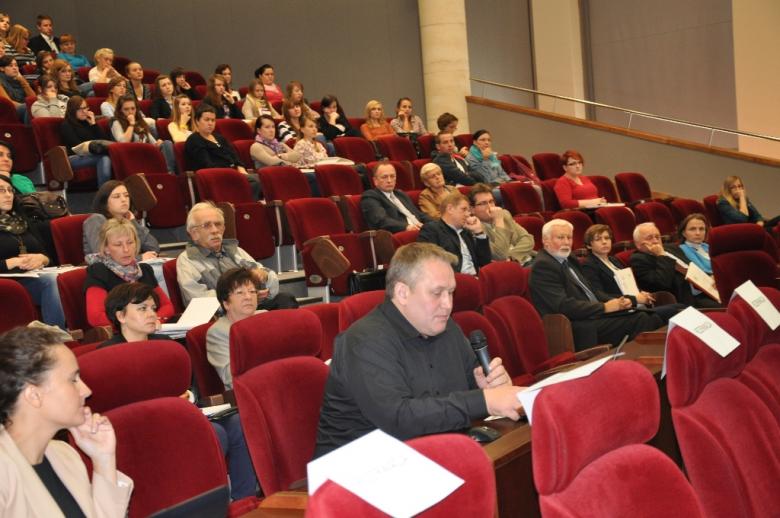 Uczestnicy konferencji, głos w dyskusji zabrał Bartosz Mioduszewski, prezes Fundacji Aktywizacja