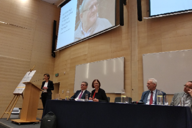 ludzie za stołem podczas spotkania