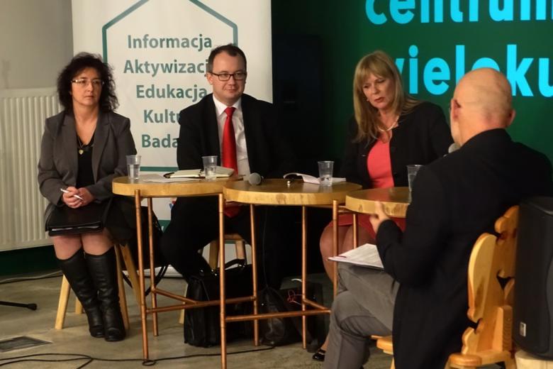 na zdjęciu uczestnicy debaty