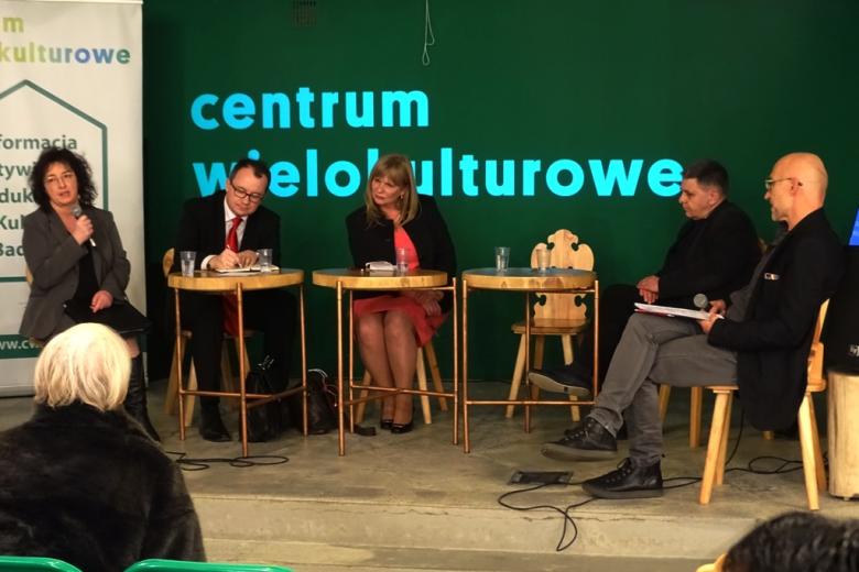 na zdjęciu uczestnicy debaty