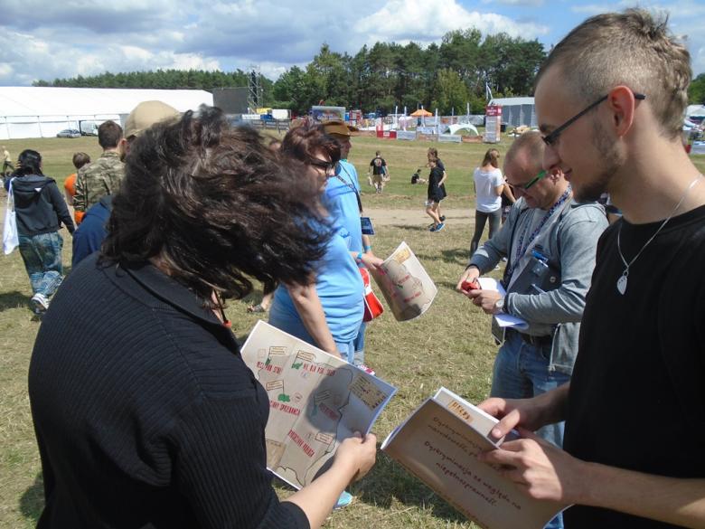 na zdjęciu uczestnicy festiwalu biorą udział w grze dotyczącej dyskryminacji