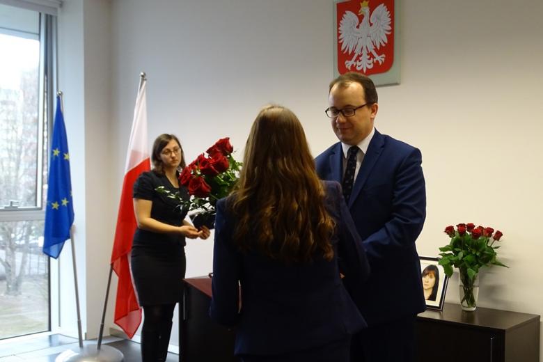 Meżczyzna wręcza kwiaty kobiecie