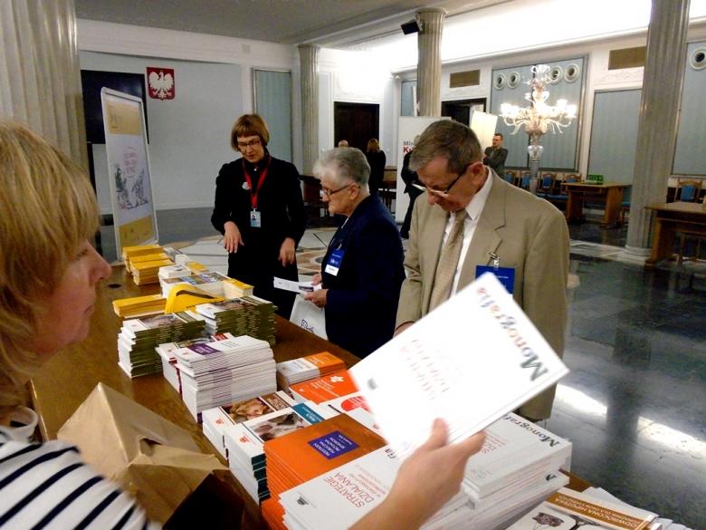 na zdjęciu uczestnicy Obywatelskiego Parlamentu Seniorów zapoznają się z publikacjami Biura RPO