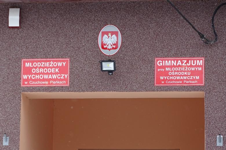 zdjęcie: tablica nad wejściem do młodzieżowego ośrodka wychowawczego