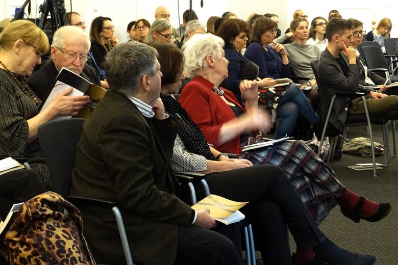 zdjęcie: kilkadziesiąt osób siedzi na sali konferencyjnej