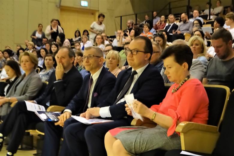 Goście konferencji siedzą w auli