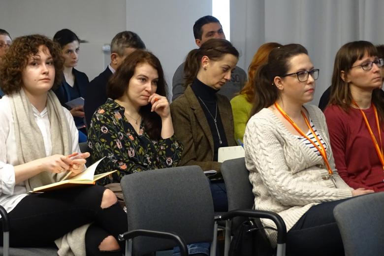 zdjęcie: kilkadziesiąt osób siedzi na sali